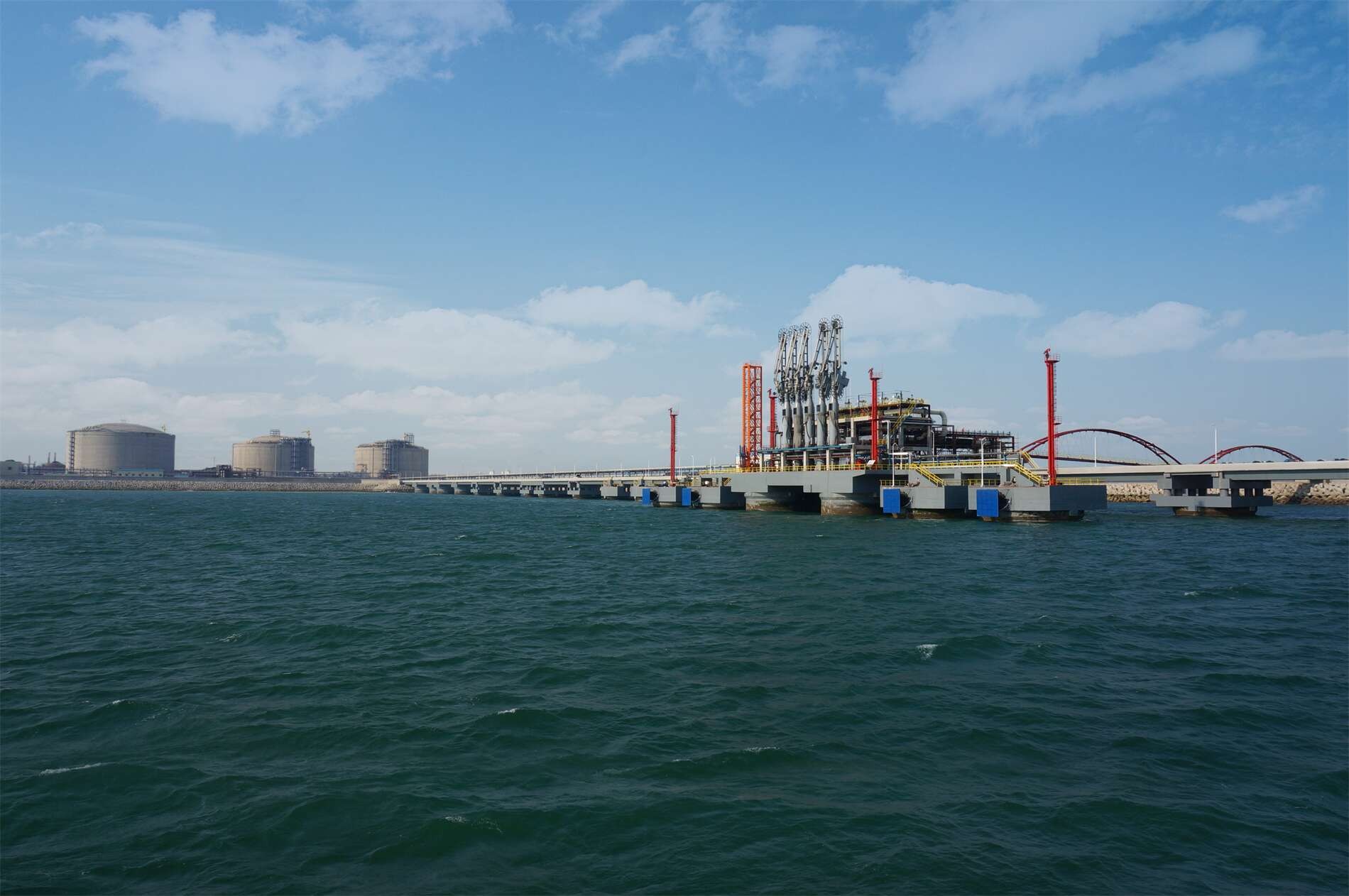 山东液化天然气（LNG）项目码头及陆域形成工程设计采购施工（EPC）总承包