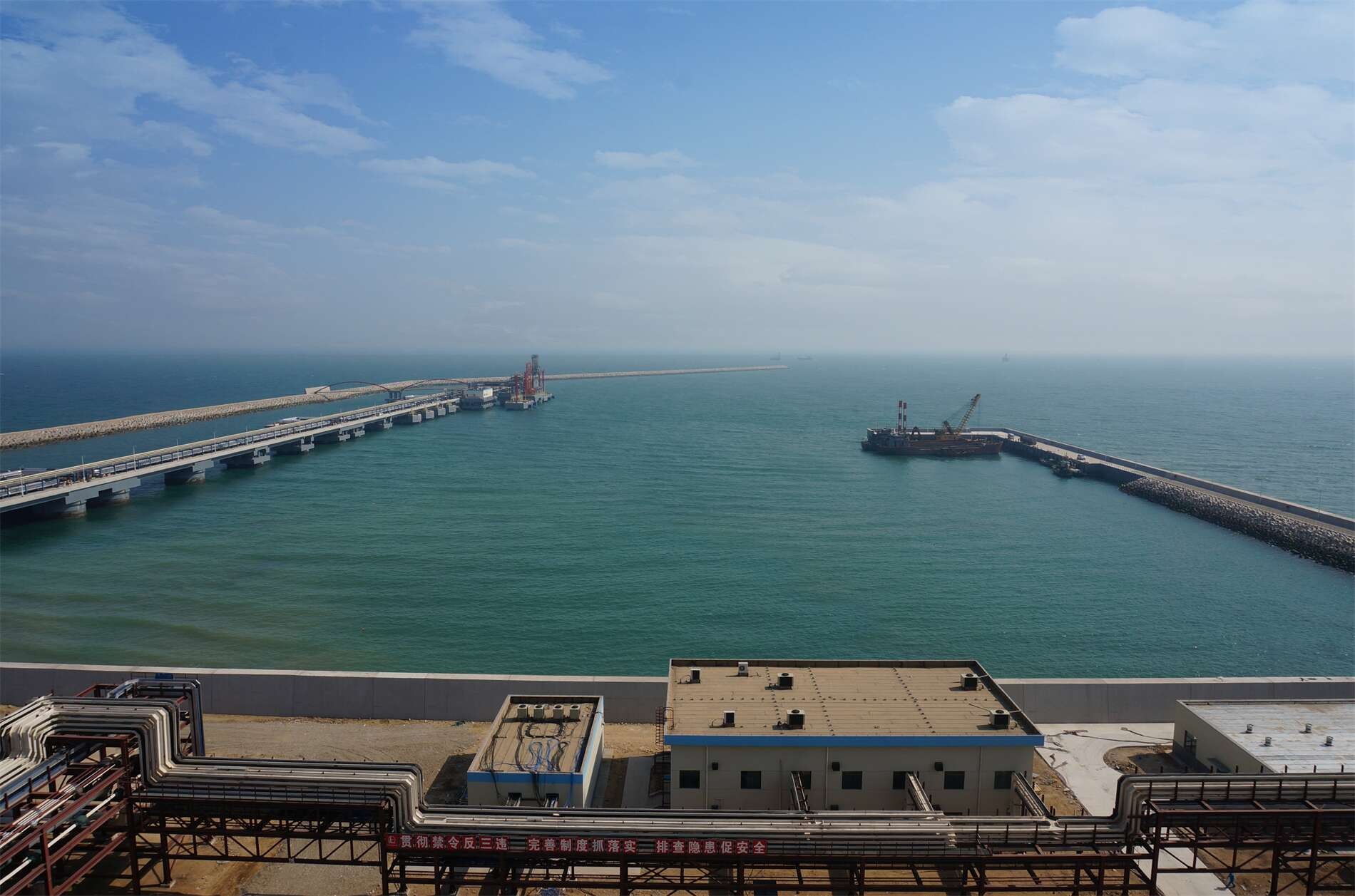 山东液化天然气（LNG）项目码头及陆域形成工程设计采购施工（EPC）总承包